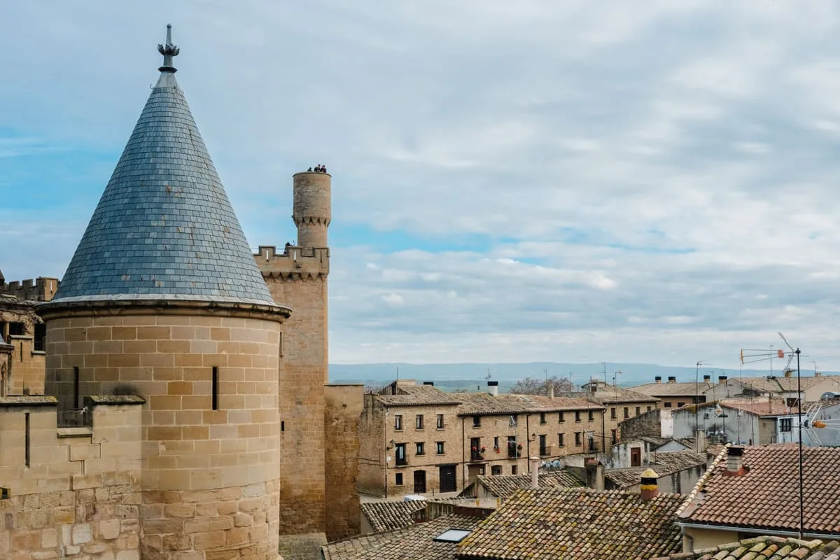 Torres del Palacio Real de Olite sobre los tejados del casco antiguo