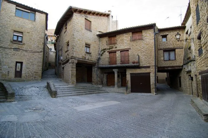 Calle del pueblo medieval de Ujué, en Navarra